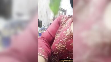 Moti muslim aunty fucking husband’s friend