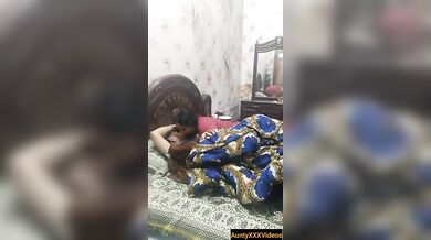 Moti muslim aunty fucking husband’s friend